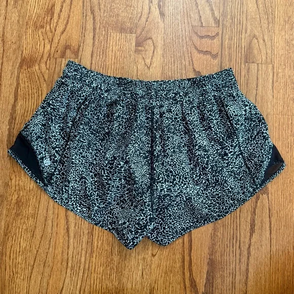 Lululemon Hotty Hot Short II 2.5" in Polar Shift Inverse Alpine White Black 10 - Picture 8 of 14